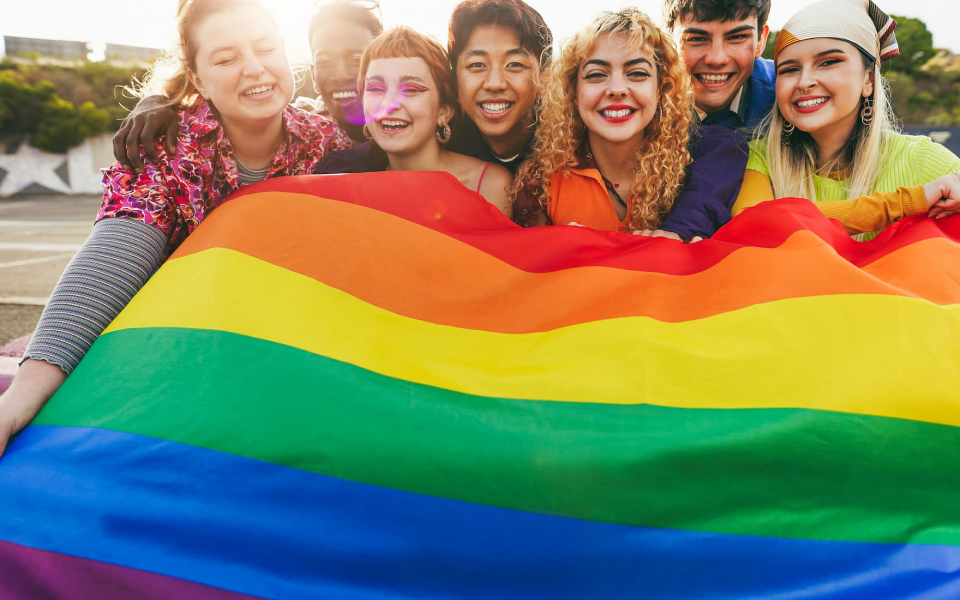 Cờ LGBT là biểu tượng của cả cộng đồng LGBT