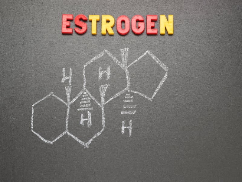 Suy giảm hormone estrogen cũng làm khó lên đỉnh ở nữ giới