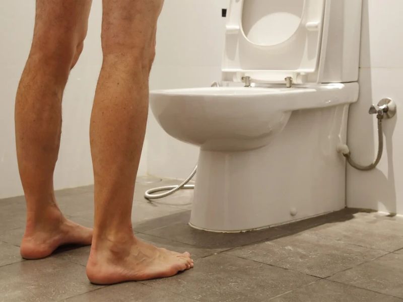 Nam quan hệ xong có nên rửa không? Rửa bằng cái gì thì sạch? Đi tiểu sau khi quan hệ giúp “làm sạch” cơ thể từ bên trong