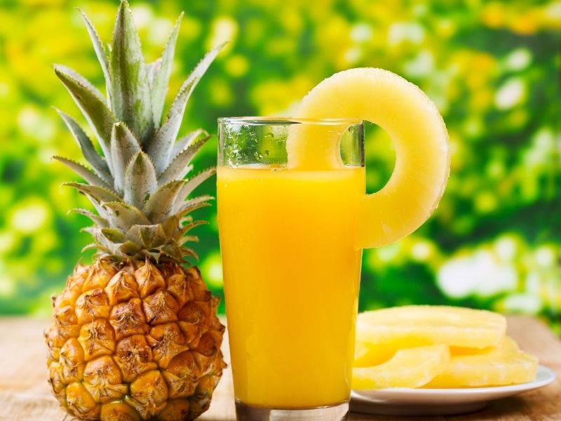 Phụ nữ nên uống gì trước khi quan hệ? 9+ thức uống kích thích chạm đỉnh! Nước ép dứa chứa nhiều vitamin C và bromelain, giúp tăng cường năng lượng và kích thích trong quan hệ.