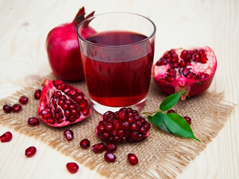 Phụ nữ nên uống gì trước khi quan hệ? 9+ thức uống kích thích chạm đỉnh! Nước ép lựu tươi mát, giúp tăng cường lưu lượng máu và kích thích ham muốn.