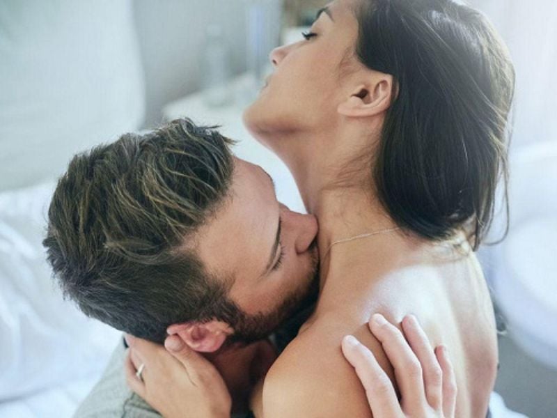 Cậu bé có thể vào sâu bao nhiêu? Có chạm cổ tử cung không? Thận trọng khi dạo đầu để chị em thoải mái hơn