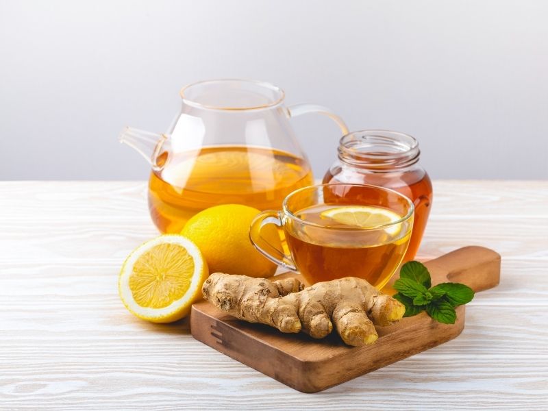 Phụ nữ nên uống gì trước khi quan hệ? 9+ thức uống kích thích chạm đỉnh! Cốc trà gừng ấm, giúp kích thích tuần hoàn máu và thư giãn cơ thể.