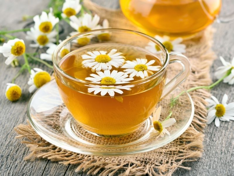 Phụ nữ nên uống gì trước khi quan hệ? 9+ thức uống kích thích chạm đỉnh! Cốc trà hoa cúc thư giãn, giúp giảm căng thẳng và tạo cảm giác thoải mái trước khi quan hệ.
