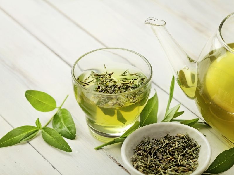 Phụ nữ nên uống gì trước khi quan hệ? 9+ thức uống kích thích chạm đỉnh! Trà xanh giúp duy trì sự tỉnh táo và tăng cường tuần hoàn máu, mang lại cảm giác hưng phấn.