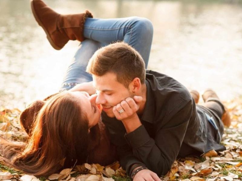 7 Sự Thật Về Tâm Lý Đàn Ông Khi Hôn – Không Chỉ Là Cái Chạm Môi Đơn Thuần Khi dan ong hon – cam xuc va ban nang cung luc len tieng