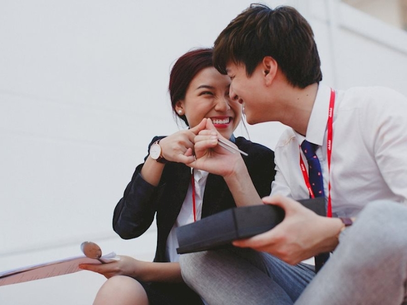 Tình yêu công sở: Nên hay không nên? 7 điều bạn cần cân nhắc kỹ Loi ich cua tinh yeu cong so