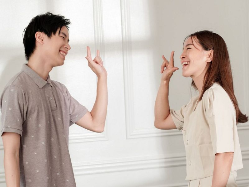 7 cách nói chuyện bớt nhạt khiến ai cũng muốn trò chuyện cùng bạn Them gia vi bang bieu cam va ngon ngu co the