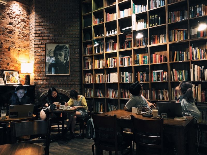 Không thể bỏ lỡ 11+ địa điểm hẹn hò kín đáo ở Hà Nội Tranquil Books & Coffee