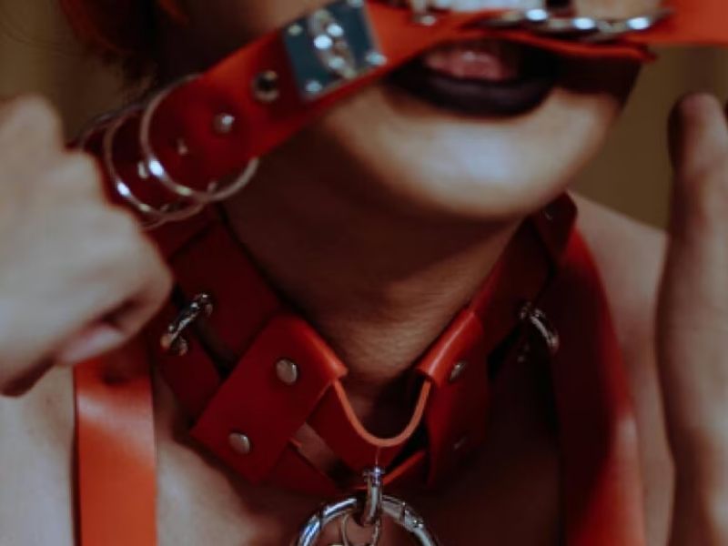 BDSM là gì? TOP 9 điều bạn cần biết để có trải nghiệm an toàn! Bắt đầu nhẹ nhàng trong BDSM, hướng đến sự khám phá chậm rãi và đầy cảm xúc