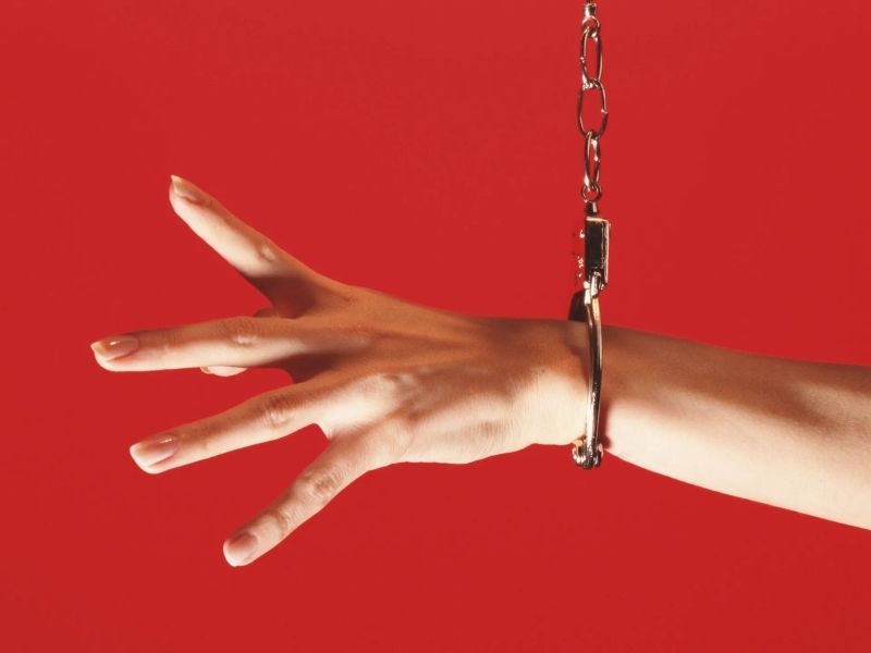 BDSM là gì? TOP 9 điều bạn cần biết để có trải nghiệm an toàn! Dụng cụ BDSM được làm sạch, thể hiện tầm quan trọng của vệ sinh và an toàn