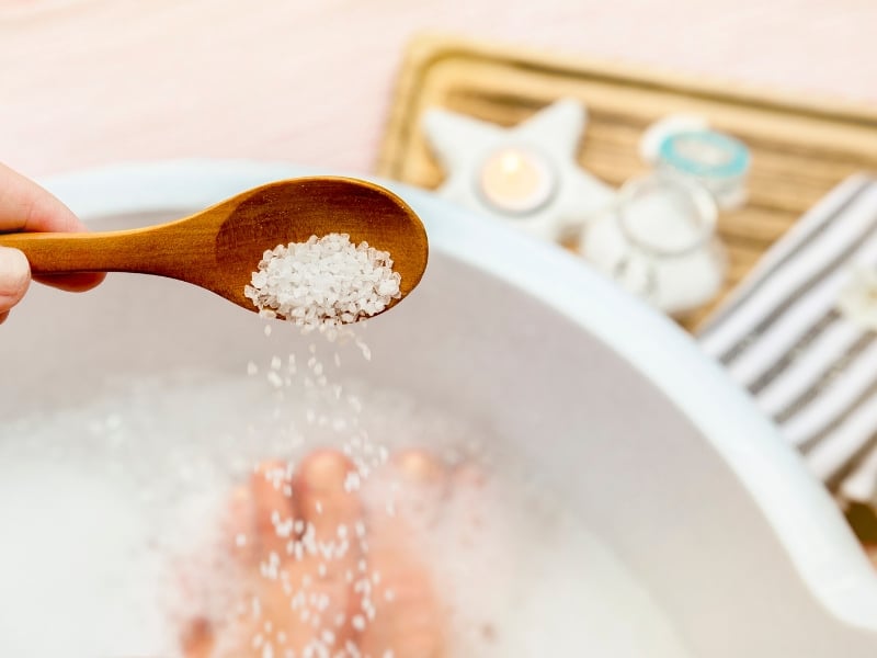 Vệ sinh dương vật bằng nước muối: Lợi ích, cách thực hiện và những điều cần lưu ý Chuan bi dung cu can thiet