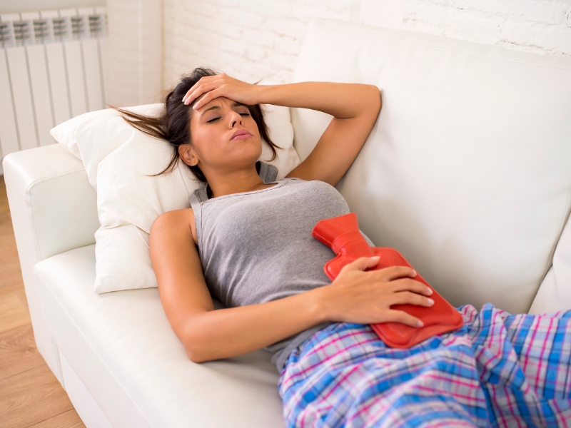Tư Thế Nằm Giảm Đau Bụng Kinh Hiệu Quả – 3 Bí Quyết Cho Ngày “Đèn Đỏ” Nhẹ Nhàng Tư thế nằm giúp giảm đau bụng kinh hiệu quả