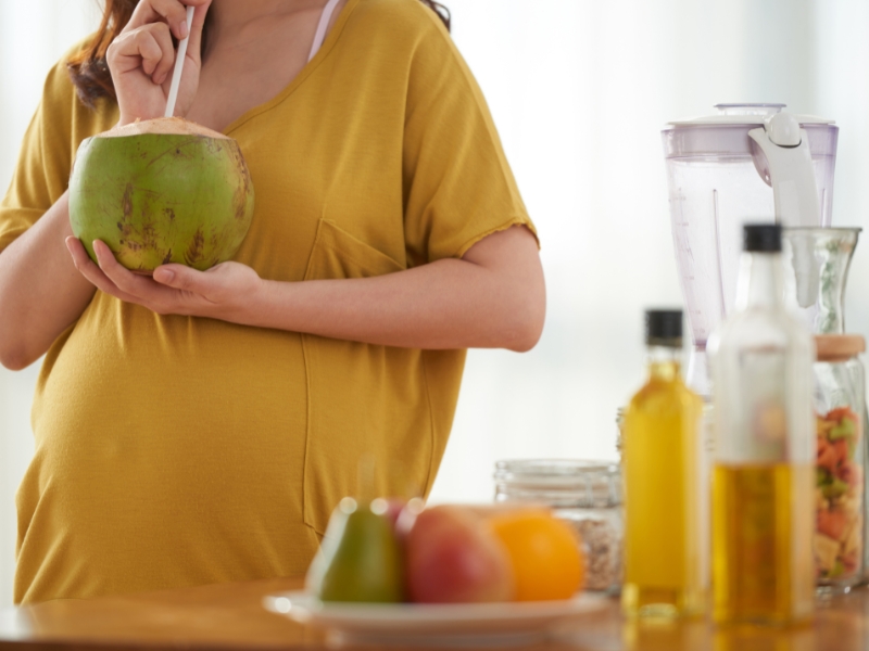 Trễ Kinh Uống Nước Dừa Được Không? Giải Đáp Chi Tiết Cho Chị Em co thai uong nuoc dua