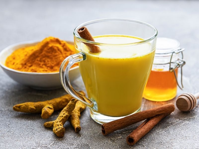Nước uống chữa đau bụng kinh: TOP 5 thức uống giảm đau nhanh Sữa nghệ ấm